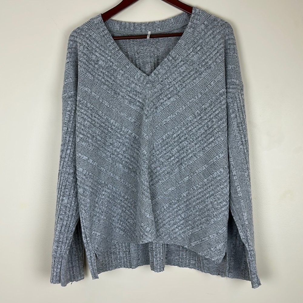 hello nite Los Angeles Woman's Size L Sweater V-Neck Grey Soft Textured